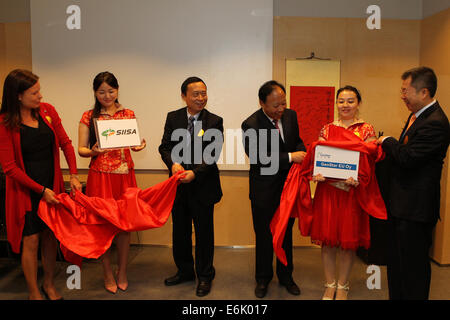 Helsinki, Finnland. 25. August 2014. Executive Vice großen von Chinas Wuhan Stadt Jia Yaobin (3. R) und Liu Yifu (1. R), CEO der China Wuda Geoinformatik Co., Ltd (GeoStar), enthüllen ein Brett während der Eröffnungsfeier der finnische Niederlassung von Chinas Wuda Geoinformatik Co., Ltd (GeoStar) in Espoo, Finnland, 25. August 2014. Der chinesische führende geografische Informationsdienstleister Wuda Geoinformatik Co., Ltd (GeoStar) am Montag eröffnet die finnische Niederlassung in Espoo, einer südlichen Stadt neben der Hauptstadt Helsinki. © Li Jizhi/Xinhua/Alamy Live-Nachrichten Stockfoto