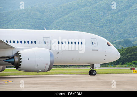 Kommerziellen Flugzeug zur Startbahn rollen Stockfoto