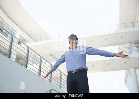 erfolgreichen indischen Geschäftsmann mit dem Ausdruck im Büro im freien Stockfoto