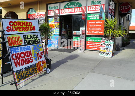 Zeichen vor der Tür und in der Storefront von Franks Gourmet Fleisch in Fremantle, Western Australia. Stockfoto