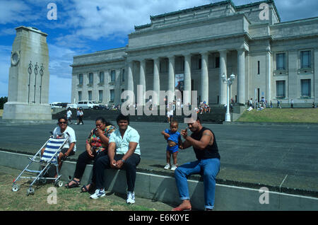 Maoris sitzt vor dem National Museum Auckland Neuseeland Stockfoto