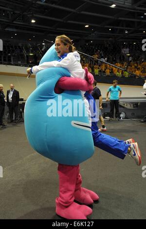 Berlin, Deutschland. 24. August 2014. Elena Gemo Festeggia Con la Mascotte schwimmen 32. LEN European Championships Berlin, Germany © Action Plus Sport/Alamy Live News Stockfoto