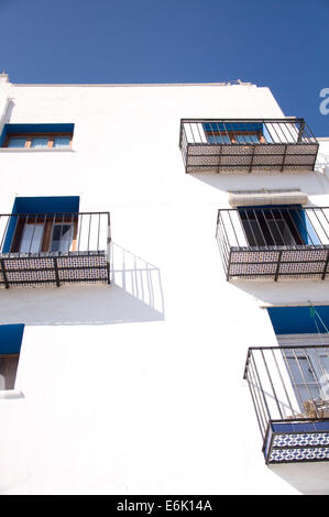 Eine typische mediterrane Tünche Fassade mit glasig-glänzenden Fliesen in den Balkonen Stockfoto