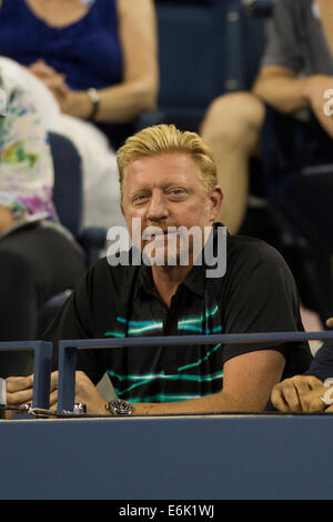 Flushing Meadows, New York, USA. 25. August 2014. Boris Becker beobachten Novak Djokovic (SRB) in Aktion gegen Diego Schwartzman (ARG) während der 1. Tag der US Open Tennis Championships. Bildnachweis: Paul J. Sutton/PCN/Alamy Live-Nachrichten Stockfoto