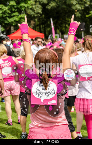 Frauen gekleidet wie eine Fee bei einem Rennen-for-Life Event UK Stockfoto