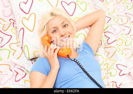 Close-up auf einer blonden Frau am Telefon sprechen Stockfoto