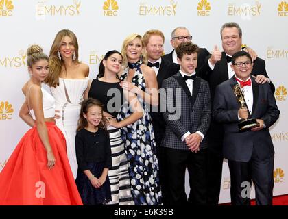 Los Angeles, CA, USA. 25. August 2014. Sarah Hyland, Sofia Vergara, Aubrey Anderson-Emmons, Ariel Winter, Julie Bowen, Jesse Tyler Ferguson, Nolan Gould, Ed O'Neill, Rico Rodriguez, Eric Stonestreet und Ty Burrell, Cast, herausragende Comedy-Seriensieger "Modern Family" in der Presse für die 66. Primetime Emmy Awards 2014 EMMYS - Press Room, Nokia Theatre L.A. LIVE, Los Angeles, CA 25. August 2014 Raum. Bildnachweis: James Atoa/Everett Collection/Alamy Live-Nachrichten Stockfoto