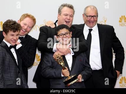 Los Angeles, CA, USA. 25. August 2014. Jesse Tyler Ferguson, Nolan Gould, Ed O'Neill, Rico Rodriguez, Eric Stonestreet, Cast, herausragende Gewinner der Comedy-Serie "moderne Family'Cast, herausragende Comedy Gewinner der Serie"Modern Family"in der Presse für die 66. Primetime Emmy Awards 2014 EMMYS Raum - Press Room, Nokia Theatre L.A. LIVE, Los Angeles, CA 25. August 2014. Bildnachweis: James Atoa/Everett Collection/Alamy Live-Nachrichten Stockfoto