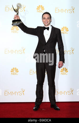 Los Angeles, Kalifornien, USA. 25. August 2014. JIM PARSONS im Presseraum während der 66. Annual Primetime Emmy Awards statt im Nokia Theatre. Gewinner für bester Hauptdarsteller in einer Comedy-Serie. Bildnachweis: TLeopold/Globe Fotos/ZUMA Draht/Alamy Live-Nachrichten Stockfoto