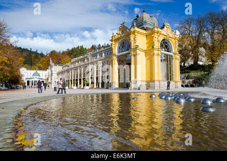 Gusseiserne Kolonnade mit der Singenden Fontäne an der Front, Mariánské Lázně oder Marienbad, Bezirk Karlovy Vary, Böhmen Stockfoto