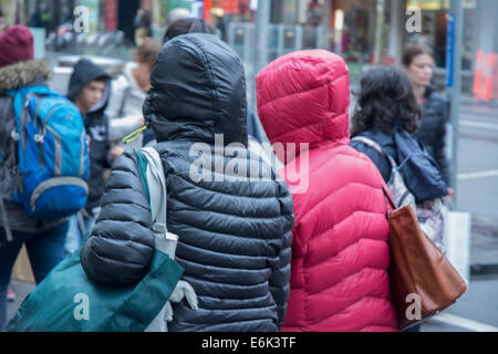 Blick von hinten auf Mädchen in Regenmäntel Stockfoto