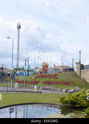 Blumenbeet Saying Pavilion Theatre im Zentrum von Rhyl, North Wales, Großbritannien Stockfoto