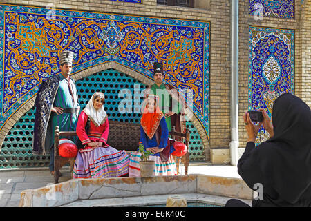 Hochzeitspaare haben ihre Bilder in Tracht, Golestan Palast, UNESCO Weltkulturerbe, Teheran Stockfoto