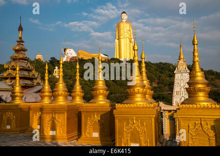Legen Sie Kyun Sakkya, Buddha stehend, liegend, Buddha, Statuen und Aung Sakkya Pagode, Maha Bodhi Ta Htaung Kloster Monywa Stockfoto