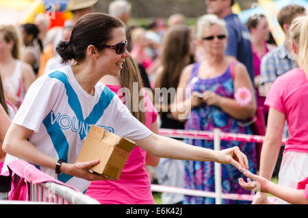 Frau austeilen Medaillen bei Rennen für Live-Event, UK 2014 Stockfoto