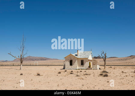 Gebäude des Bahnhofs Garub, aus der deutschen Kolonialzeit, mitten in der Namib-Wüste Garub, ǁKaras Stockfoto