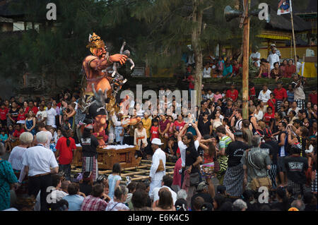 Ngrupuk-Parade mit Ogoh-Ogoh Figuren in der Nacht vor der Nyepi oder balinesische Neujahr Feier, Ubud, Bali, Indonesien Stockfoto