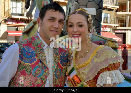 Paar aus der Falla-Gruppe "La Font" tragen traditionelle Kleidung am Frühlingsfest Las Fallas, Pego, Provinz Alicante Stockfoto