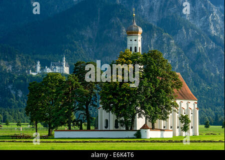 Wallfahrt Kirche von St. Coloman, Schloss Neuschwanstein Castle auf der Rückseite, Schwangau, Füssen, Allgäu, Schwaben, Bayern Stockfoto