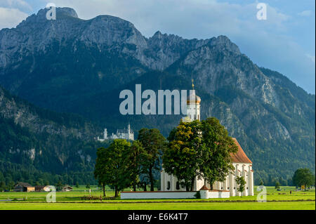 Wallfahrt Kirche von St. Coloman, Schloss Neuschwanstein Castle auf der Rückseite, Schwangau, Füssen, Allgäu, Schwaben, Bayern Stockfoto