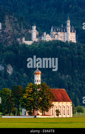 Wallfahrt Kirche von St. Coloman, Schloss Neuschwanstein Castle auf der Rückseite, Schwangau, Füssen, Allgäu, Schwaben, Bayern Stockfoto