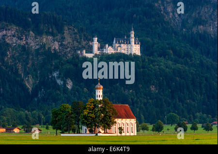 Wallfahrt Kirche von St. Coloman, Schloss Neuschwanstein Castle auf der Rückseite, Schwangau, Füssen, Allgäu, Schwaben, Bayern Stockfoto