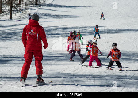 Kinderschikurs mit Instruktor auf der Piste, Zauchensee, Pongau, Tauern, Salzburg, Salzburger Land, Österreich Stockfoto