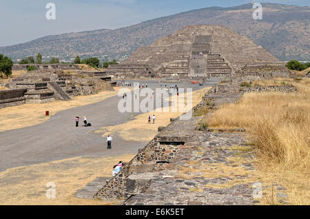 Straße der Toten oder Calzada de Los Muertos führt auf die Pyramide des Mondes oder Piramide De La Luna, UNESCO-Welterbe Stockfoto