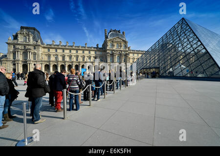 Schlange vor dem Eingang Pyramide des Louvre-Museums entworfen vom Architekten IM Pei, Musée du Louvre, Paris Stockfoto