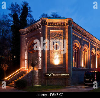 Das beleuchtete Theater eine der Volme in der Abenddämmerung, Hagen, Nordrhein-Westfalen, Deutschland Stockfoto