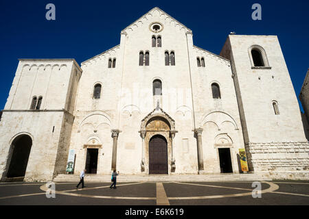 Hauptfassade der Kathedrale Basilica von San Nicola, Wallfahrtskirche mit den Überresten des Heiligen Nikolaus Stockfoto