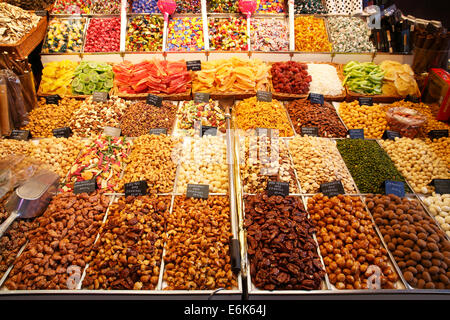 Marktstand verkaufen Nüssen und Süßigkeiten, alten Markthallen Mercat De La Boqueria, Mercat de Sant Josep, La Rambla, Barcelona Stockfoto