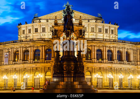 Quadratische Theaterplatz mit Semperoper und König-Johann-Denkmal Denkmal, Dresden, Sachsen, Deutschland Stockfoto