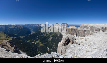 Blick Richtung Canazei im Val di Fassa Tal, Langkofel-Gruppe, Zentrum, Sass Pordoi Berg, Pordoi Pass, Sellagruppe, Dolomiten Stockfoto