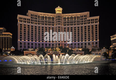 Bellagio Hotel und Casino mit Wasser Brunnen Tanzshow in der Nacht, Las Vegas, Nevada, USA Stockfoto