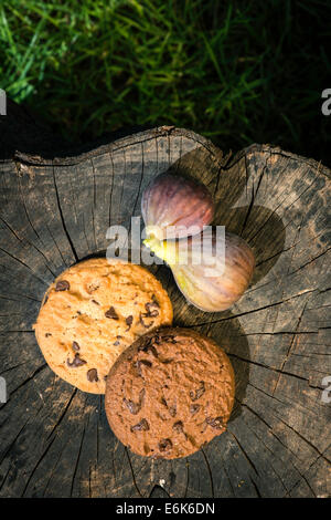 Feigen und Kekse auf Holz. Grasgrün Stockfoto