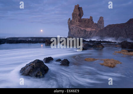 Basaltfelsen der Lóndrangar, Mondaufgang, Malarrif, Snæfellsnes, Island Stockfoto