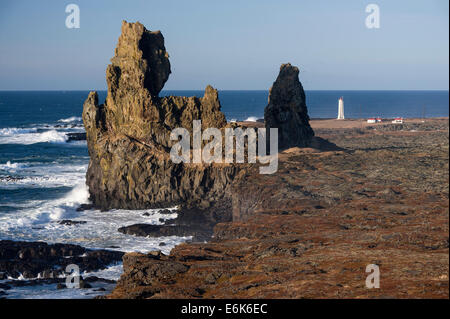 Basaltfelsen Lóndrangar, Malarrif Leuchtturm, Snæfellsnes, Island Stockfoto