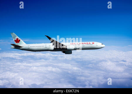 Air Canada, Boeing 777-333 ER im Flug Stockfoto