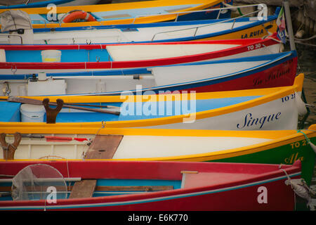 Bunte Fischerboote in einem kleinen Hafen am Gardasee, Torri del Benaco, Italien Stockfoto