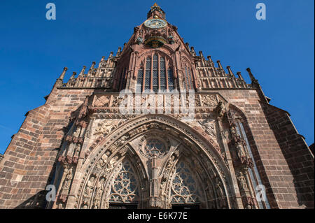 Eingang und Uhrturm der Frauenkirche, Nürnberg, Bayern, Deutschland Stockfoto
