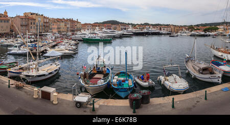 Luxus-Yachten und Fischerboote in den Hafen von Saint-Tropez, Département Var, Provence-Alpes-Côte d ' Azur, Frankreich Stockfoto