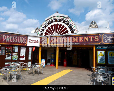 Eingang zum königlichen Pier in Aberystwyth Wales UK Stockfoto