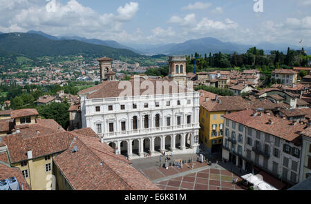 Bergamo Italien, Blick auf das Rathaus an der Piazza Vecchia (Alter Platz) im Zentrum von Bergamo, Città alta, Oberstadt, Lombardei Region, Italien. Stockfoto