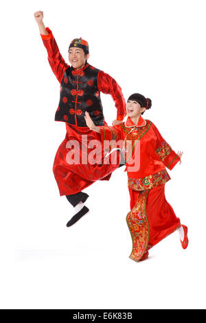 Junges Paar gekleidet in traditioneller Kleidung Tanz feiert Chinesisches Neujahr Stockfoto