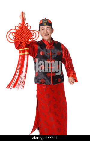 Junger Mann gekleidet in chinesische traditionelle Kleidung mit chinesischer Knoten Stockfoto