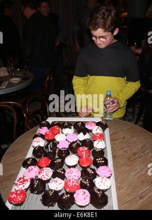 "Die Goldbergs" Sterne Hayley Orrantia ihren Geburtstag während feiert jazz Nacht im W Hotel in Hollywood. Orrantia Cupcakes von Coldstone Creamery genossen und feierten mit Freunden und Co-Star Sean Giambrone, vor der Einnahme von der Bühne.  Featuring Stockfoto