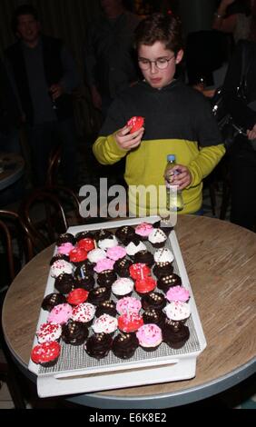 "Die Goldbergs" Sterne Hayley Orrantia ihren Geburtstag während feiert jazz Nacht im W Hotel in Hollywood. Orrantia Cupcakes von Coldstone Creamery genossen und feierten mit Freunden und Co-Star Sean Giambrone, vor der Einnahme von der Bühne.  Featuring Stockfoto