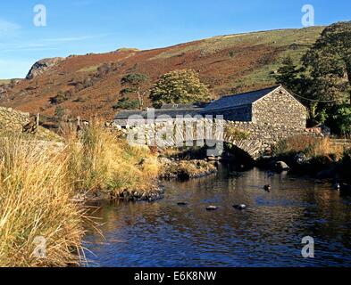 Steinbrücke über Bach, Watendlath, Lake District, Cumbria, England, Vereinigtes Königreich, West-Europa. Stockfoto