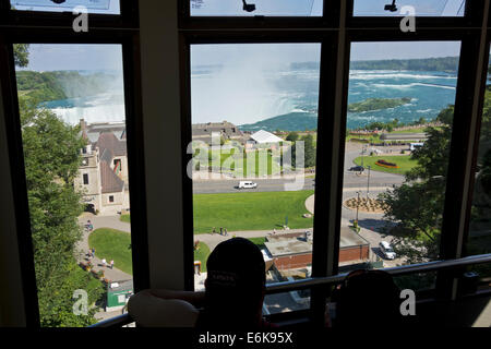 Blick auf die Niagara Falls, Kanada, aus dem Fenster auf den Incline Railway Straßenbahnwagen die Touristen bis auf die Ebene fällt. Stockfoto